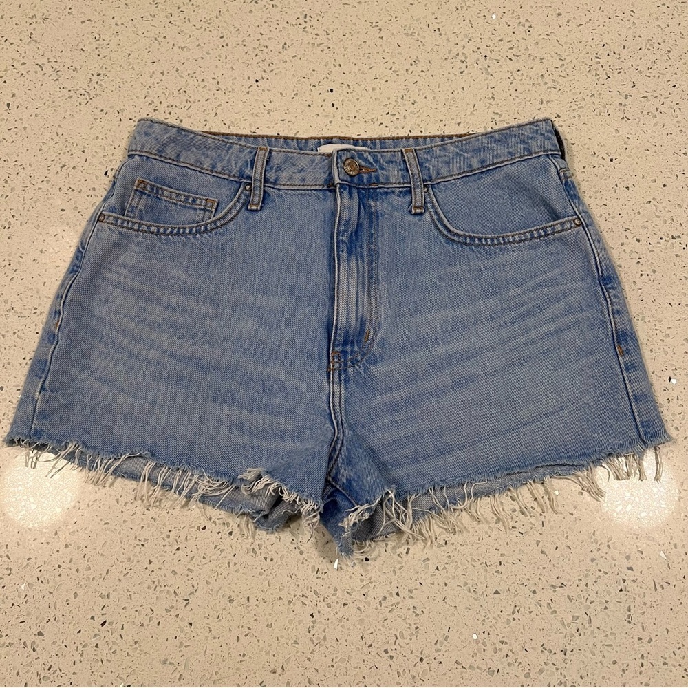 FOREVER 21 Light Wash Frayed High Waisted Denim Shorts Size 29